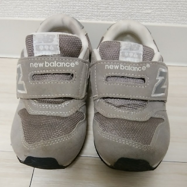 New Balance(ニューバランス)の中古　ニューバランス　スニーカー　グレー　シルバー　16.5 キッズ/ベビー/マタニティのキッズ靴/シューズ(15cm~)(スニーカー)の商品写真