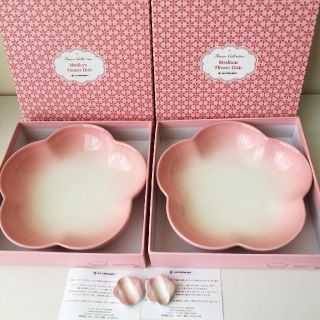 ルクルーゼ(LE CREUSET)の【新品】ル・クルーゼ　ミディアムフラワーディッシュ　パウダーピンク&箸置き(食器)