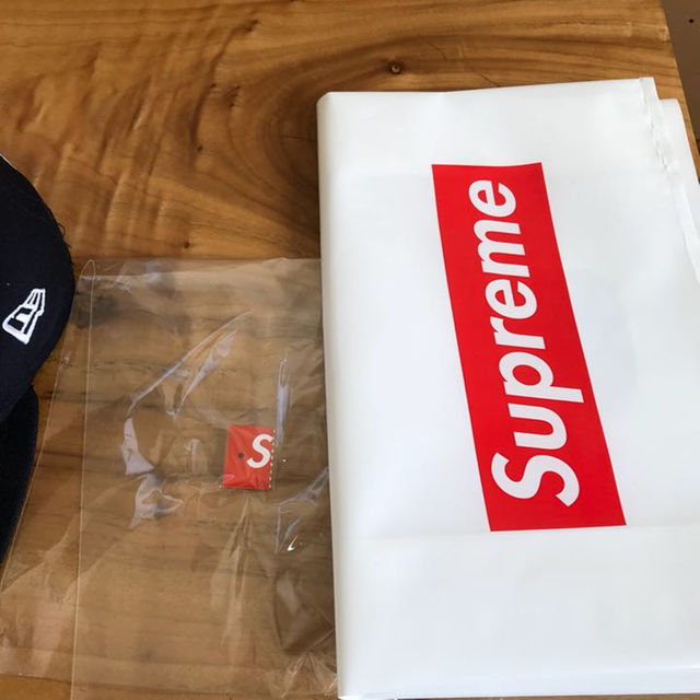 Supreme(シュプリーム)のsupreme ニューエラ7 3/8 ネイビー メンズの帽子(その他)の商品写真