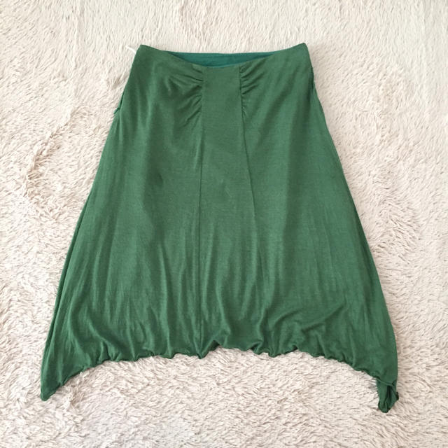 CROLLA(クローラ)のグリーン アシンメトリースカート レディースのスカート(ひざ丈スカート)の商品写真