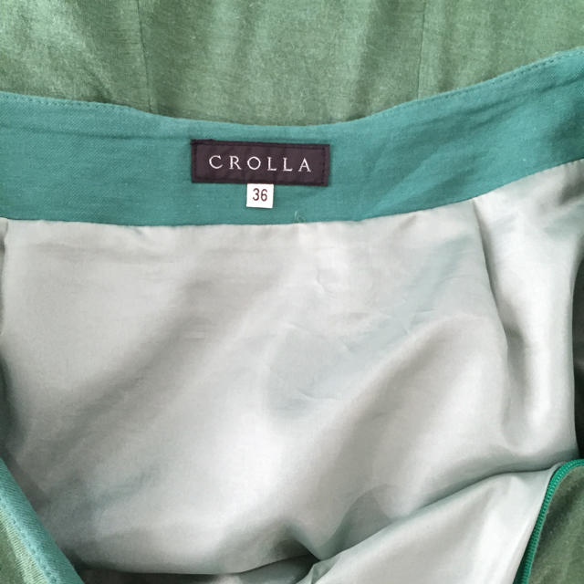 CROLLA(クローラ)のグリーン アシンメトリースカート レディースのスカート(ひざ丈スカート)の商品写真