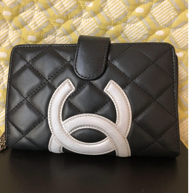 CHANEL(シャネル)の美品本物シャネル高級レザーカンボンライン二つ折り財布♫ レディースのファッション小物(財布)の商品写真