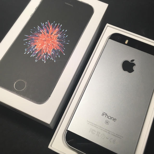 Apple(アップル)の専用 新品 iPhone SE 32GB SIMフリー スペースグレイ スマホ/家電/カメラのスマートフォン/携帯電話(スマートフォン本体)の商品写真