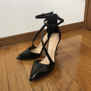 ザラ(ZARA)の黒エナメルピンヒール(ハイヒール/パンプス)