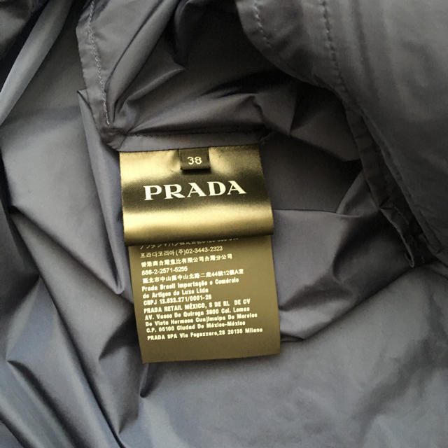 PRADA(プラダ)の☆正規PRADA・フード付きナイロンブルゾン・ネイビー・paris様専用☆ レディースのジャケット/アウター(ブルゾン)の商品写真