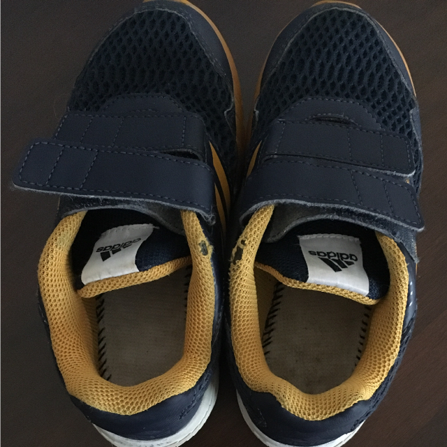 adidas(アディダス)のアディダス スニーカー18センチ キッズ/ベビー/マタニティのキッズ靴/シューズ(15cm~)(スニーカー)の商品写真