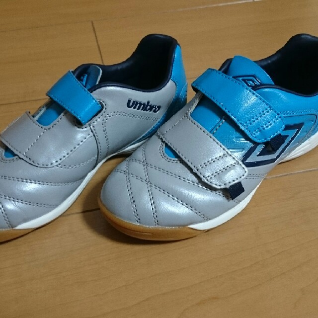 UMBRO(アンブロ)のumbro アクセレイター BL JR WIDE IN 19センチ スポーツ/アウトドアのサッカー/フットサル(シューズ)の商品写真