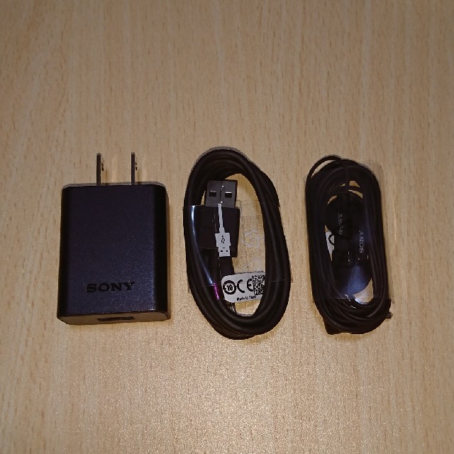 SONY(ソニー)の【新品】携帯用USBケーブル&コンセント イヤホン付き(SONY) スマホ/家電/カメラのスマホアクセサリー(その他)の商品写真