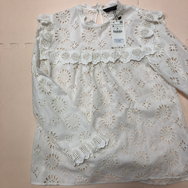 ZARA(ザラ)のZARAダイカット刺繍入りブラウス レディースのトップス(シャツ/ブラウス(半袖/袖なし))の商品写真