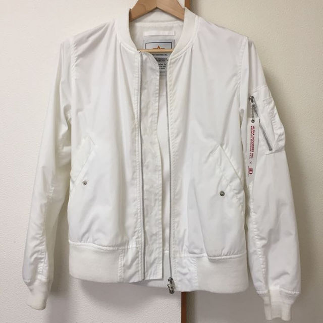 ALPHA INDUSTRIES(アルファインダストリーズ)のMA-1 白 ホワイト ALPHA urban researchコラボ 別注 メンズのジャケット/アウター(ミリタリージャケット)の商品写真