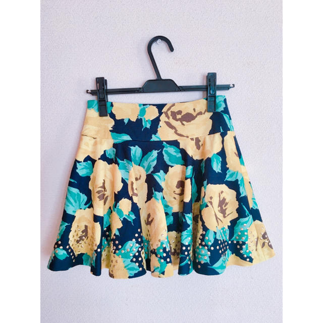 Lily Brown(リリーブラウン)のリリーブラウン  レトロ スタッズ 花柄 スカート  レディースのスカート(ミニスカート)の商品写真
