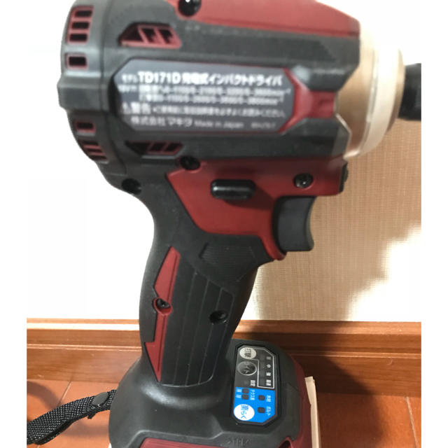 Makita(マキタ)の最新マキタ 18V充電式インパクトドライバ　 TD171Dオーセンティックレッド スポーツ/アウトドアの自転車(工具/メンテナンス)の商品写真