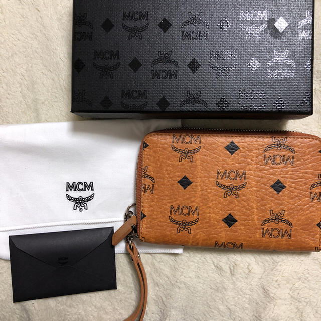MCM(エムシーエム)のMCM 財布 兼 スマホケース レディースのファッション小物(財布)の商品写真