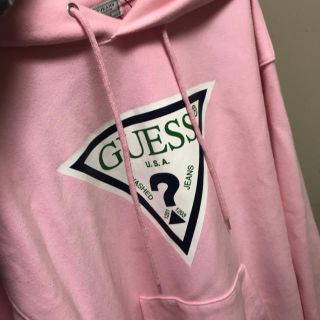 ゲス(GUESS)のGUESS パーカー ピンク(パーカー)