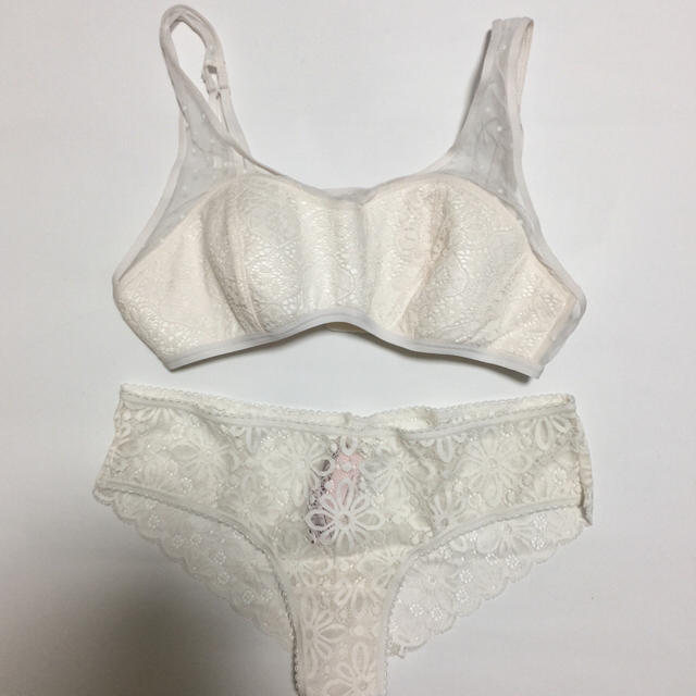 Victoria's Secret(ヴィクトリアズシークレット)の【大人気】ヴィクトリア シークレット ブラレット 花柄レース ショーツ セット レディースの下着/アンダーウェア(ブラ&ショーツセット)の商品写真