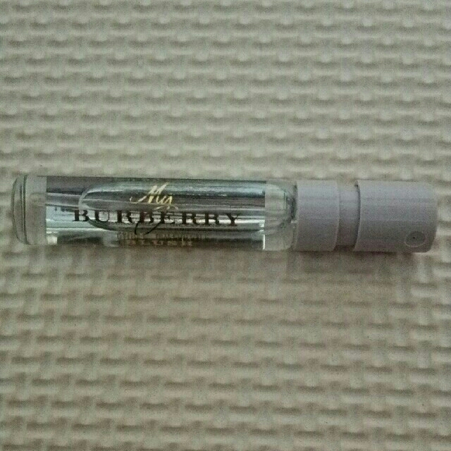 BURBERRY(バーバリー)のリボン付きショパーと香水2ml コスメ/美容の香水(香水(女性用))の商品写真