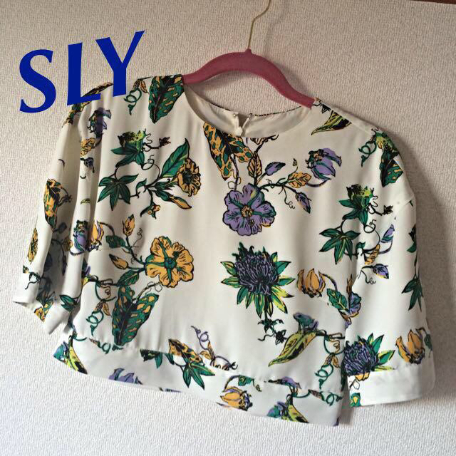 SLY(スライ)のSLY 花柄クロップドトップス レディースのトップス(カットソー(長袖/七分))の商品写真