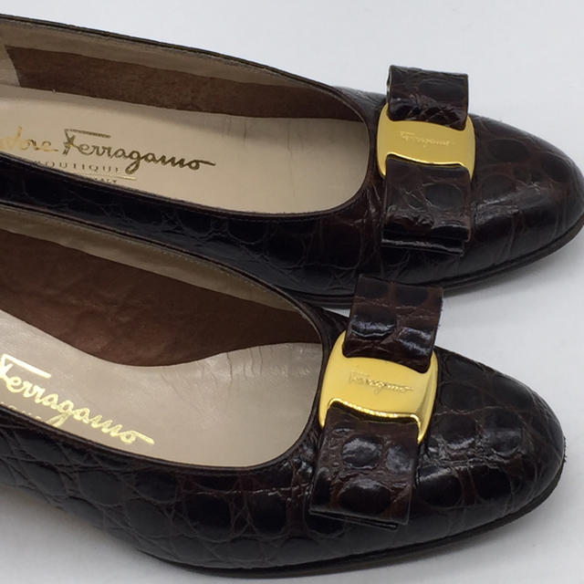 Salvatore Ferragamo(サルヴァトーレフェラガモ)のフェラガモ クロコ型押しレザーパンプス レディースの靴/シューズ(ハイヒール/パンプス)の商品写真