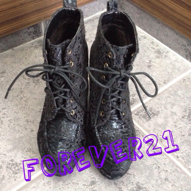 FOREVER 21(フォーエバートゥエンティーワン)の送料込み＊レースアップブーツ レディースの靴/シューズ(ブーツ)の商品写真