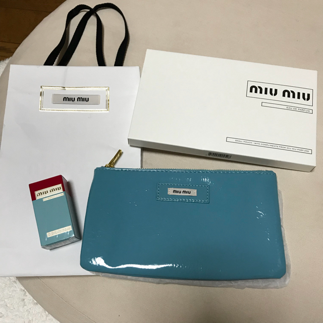 miumiu(ミュウミュウ)の5.3日まで限定で値下げします！miumiu ポーチ+香水セット コスメ/美容の香水(香水(女性用))の商品写真