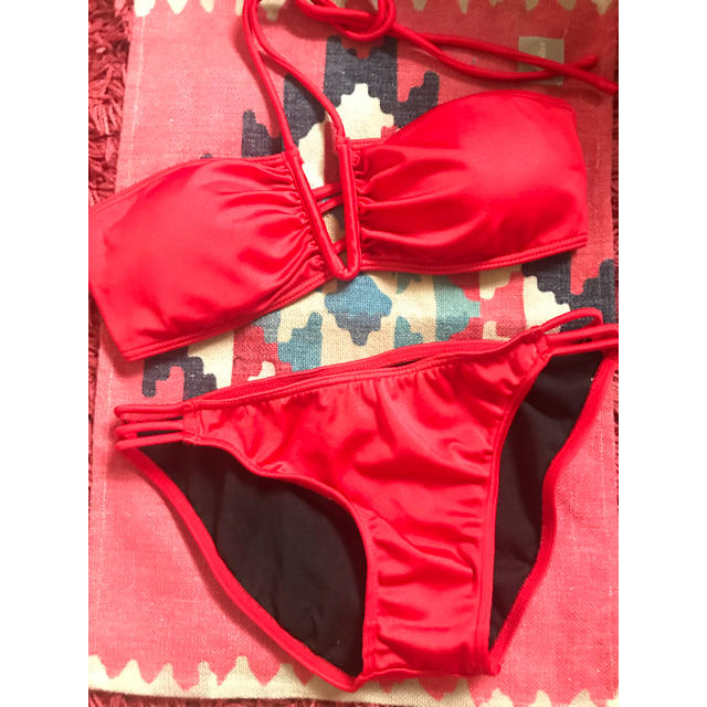 MURUA(ムルーア)のMURUA  赤いバンドゥビキニ  後ろも可愛い レディースの水着/浴衣(水着)の商品写真