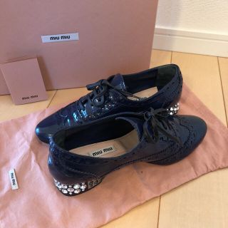 ミュウミュウ(miumiu)の美品❤️ miumiu ビジュー付きシューズ 34.5(ローファー/革靴)