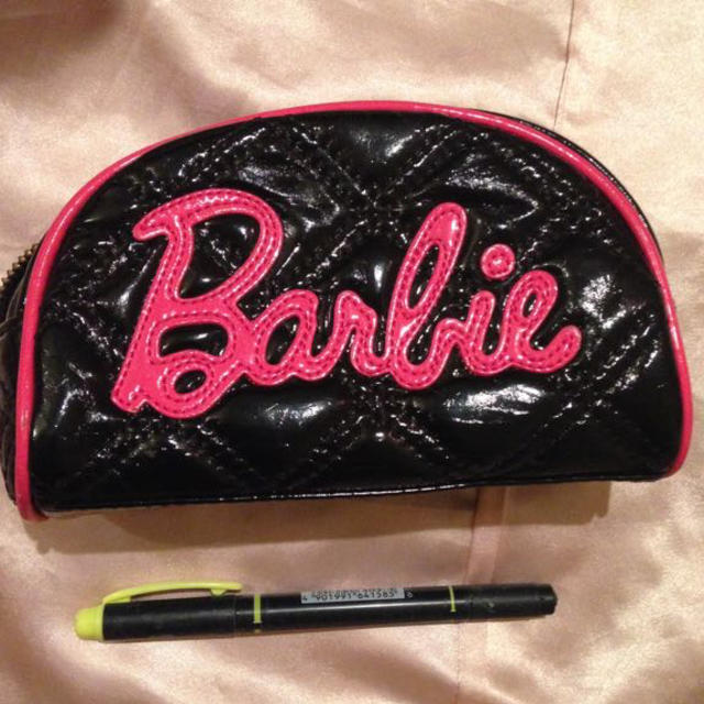 Barbie(バービー)のBarbie ポーチ 筆箱、ペンケースに レディースのファッション小物(ポーチ)の商品写真