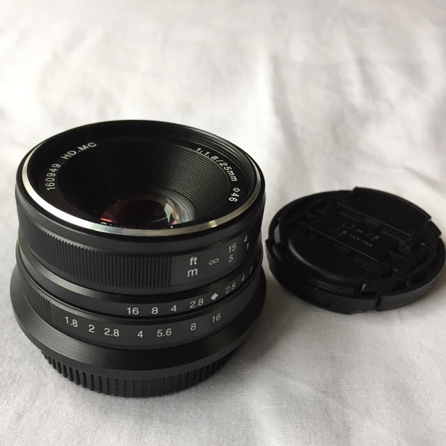 単焦点レンズ 25mm F1.8 ブラック！OLYMPUSやPanasonic スマホ/家電/カメラのカメラ(レンズ(単焦点))の商品写真