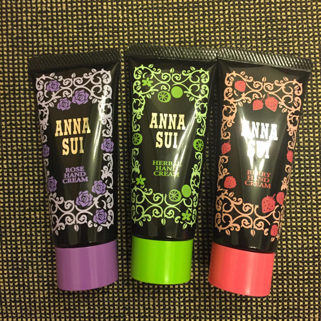 ANNA SUI(アナスイ)のku様専用 アナスイ ハンドクリーム《ポーチ付き》 コスメ/美容のボディケア(ハンドクリーム)の商品写真