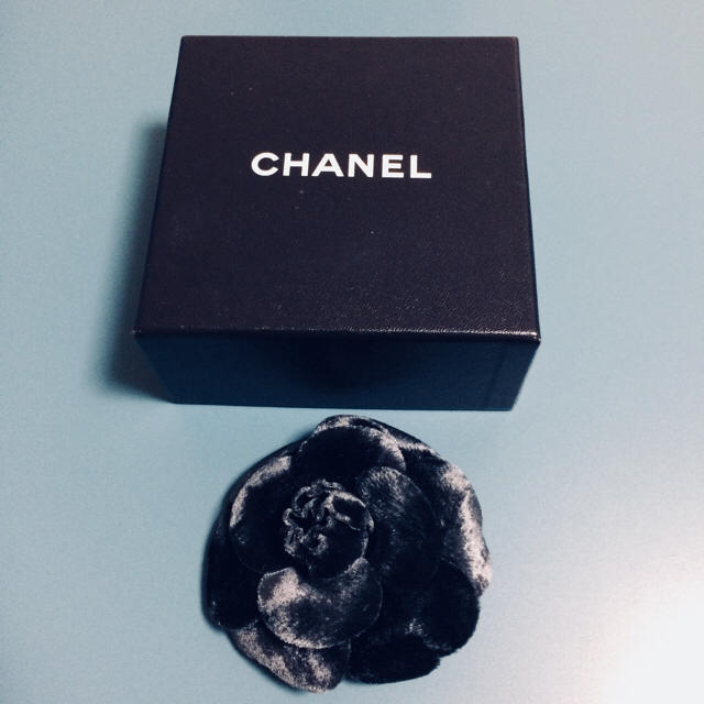 CHANEL(シャネル)のシャネル カメリア コサージュ ベルベット 美品 レディースのアクセサリー(ブローチ/コサージュ)の商品写真