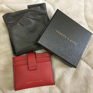 チャールズアンドキース(Charles and Keith)の【新品】CHARLES & KEITH スナップボタンカードホルダー 男女OK(名刺入れ/定期入れ)