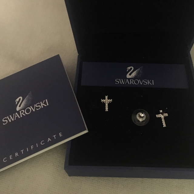 SWAROVSKI(スワロフスキー)のスワロフスキー SWAROVSKI クロス ピアス レディースのアクセサリー(ピアス)の商品写真