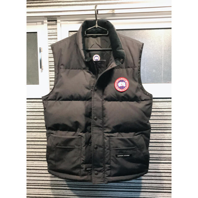 CANADA GOOSE(カナダグース)のカナダグース ダウンベスト フリースタイル S ネイビー メンズのジャケット/アウター(ダウンベスト)の商品写真