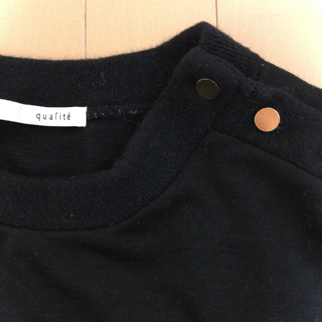 qualite(カリテ)のqualite 黒 肩ボタンニットプルオーバー メンズのトップス(ニット/セーター)の商品写真