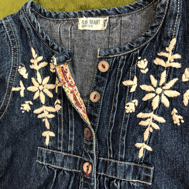 RAG MART(ラグマート)の刺繍 デニム ワンピース100 RAG MART キッズ/ベビー/マタニティのキッズ服女の子用(90cm~)(ワンピース)の商品写真