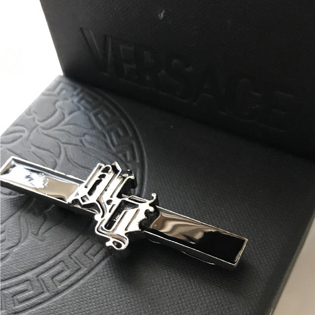 Gianni Versace(ジャンニヴェルサーチ)のヴェルサーチ  ネクタイピン  タイピン  タイバー メンズのファッション小物(ネクタイピン)の商品写真