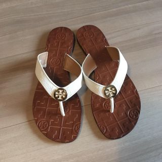 トリーバーチ(Tory Burch)の//今週末限定お値下げ//新品＊TORY BURCH＊ ホワイトレザーサンダル(サンダル)