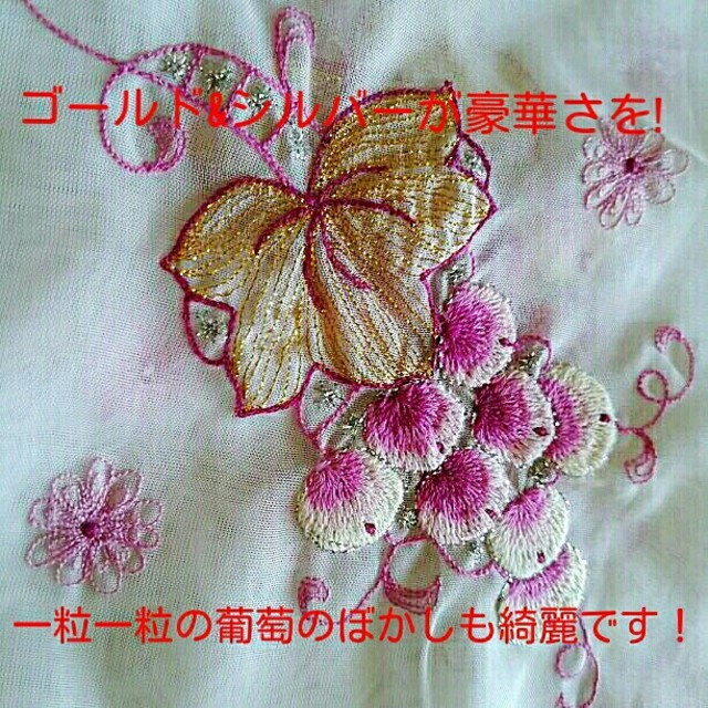 「うわぁ綺麗！」見た瞬間出た言葉です！ふんわり豪華で綺麗な中国刺繍テーブルクロス インテリア/住まい/日用品のキッチン/食器(テーブル用品)の商品写真