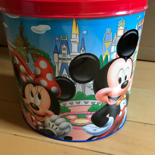 Disney(ディズニー)のディズニー チョコレートクランチ 大容量缶 LL 食品/飲料/酒の食品(菓子/デザート)の商品写真