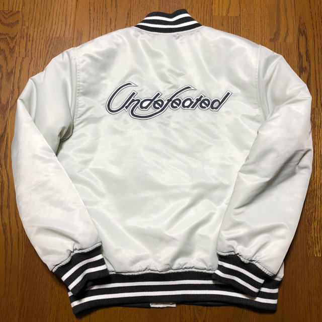 UNDEFEATED(アンディフィーテッド)のUNDEFEATED 17 HOLIDAY スタジアムジャケット M メンズのジャケット/アウター(スタジャン)の商品写真