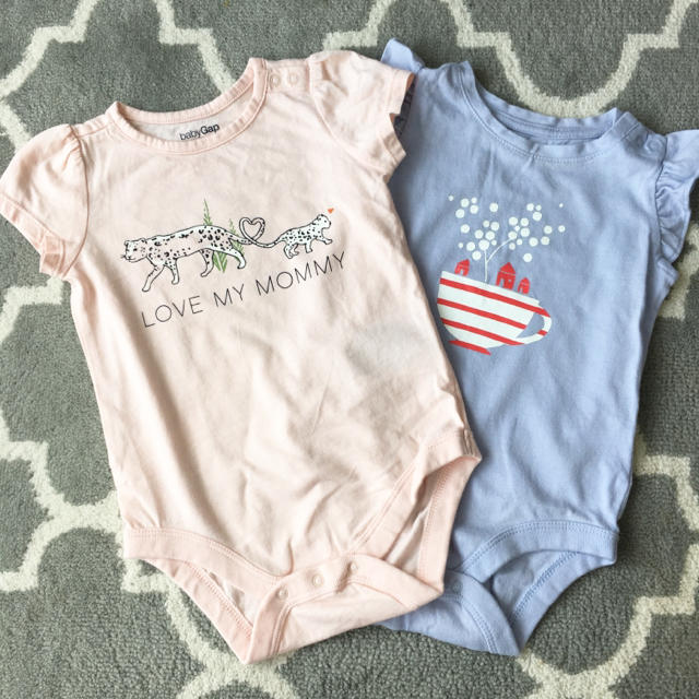 babyGAP(ベビーギャップ)の女の子 70cm ロンパース 美品 2枚セット キッズ/ベビー/マタニティのベビー服(~85cm)(ロンパース)の商品写真