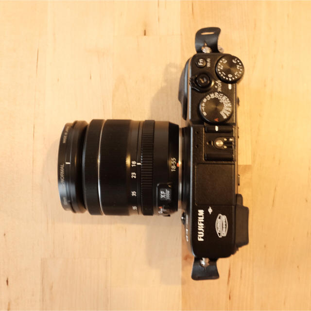 富士フイルム(フジフイルム)のFUJIFILM ミラーレス一眼 X-E2 ズームレンズキット スマホ/家電/カメラのカメラ(ミラーレス一眼)の商品写真