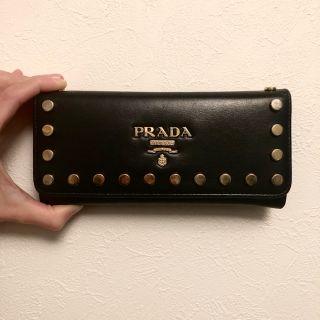 PRADA スタッズ長財布