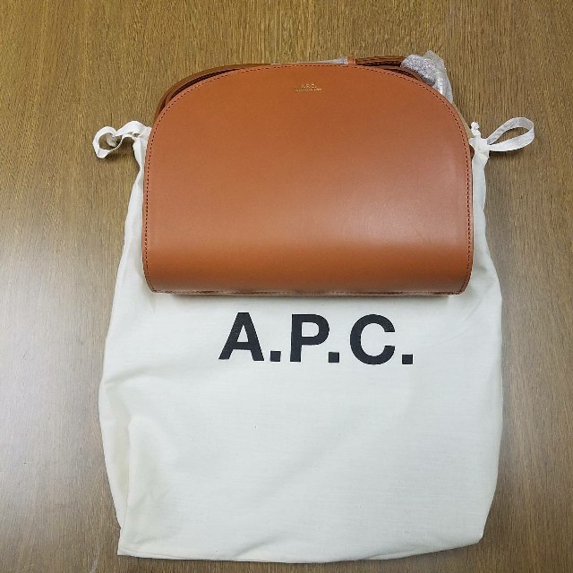 A.P.C. アーペーセー ハーフムーン クロスボディバッグ レディースのバッグ(ボディバッグ/ウエストポーチ)の商品写真