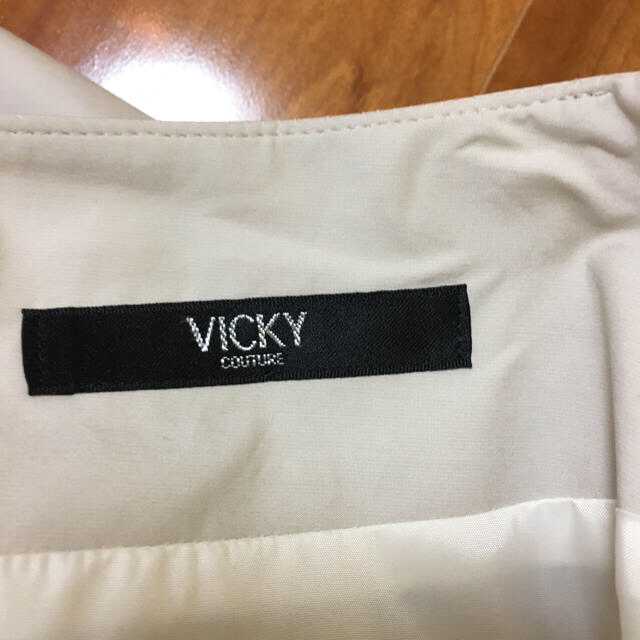 VICKY(ビッキー)のビッキー フレアスカート ベージュ サイズ2 レディースのスカート(ひざ丈スカート)の商品写真
