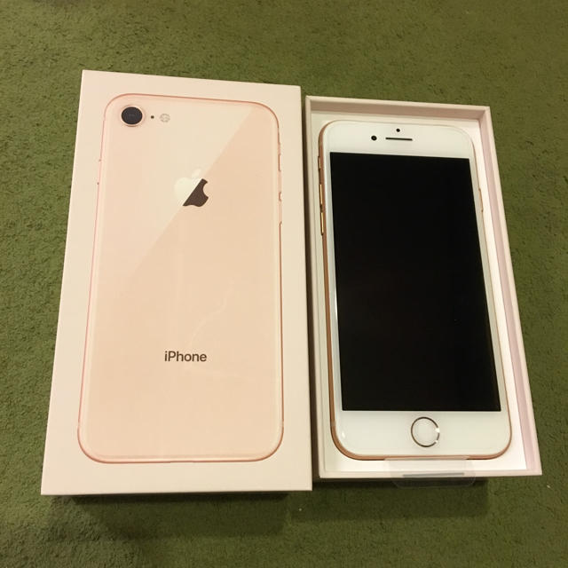 iPhone(アイフォーン)のるなりあ様専用☆iPhone8 64GB ドコモ docomo ゴールド スマホ/家電/カメラのスマートフォン/携帯電話(スマートフォン本体)の商品写真