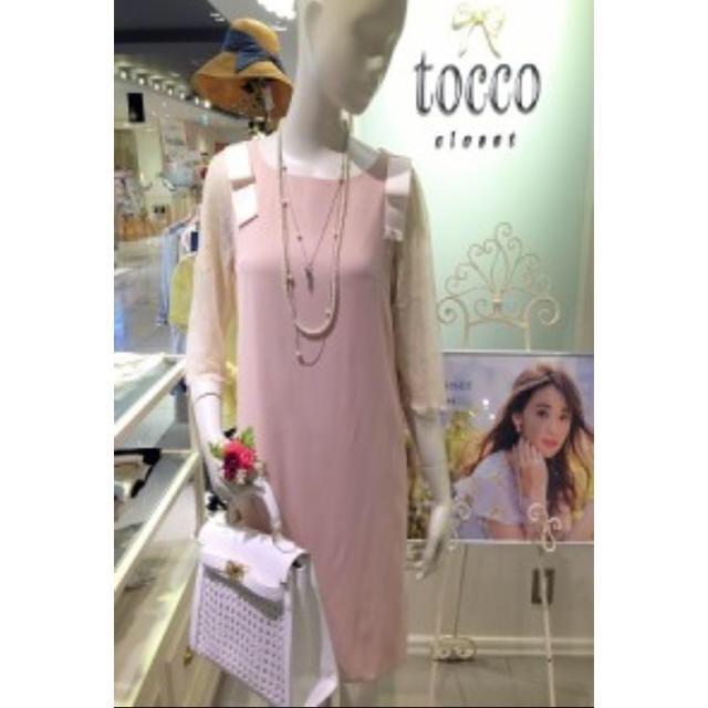 tocco(トッコ)のトッコtocco新品試着のみ肩リボンワンピース ピンクベージュ卒業式結婚式二次会 レディースのワンピース(ひざ丈ワンピース)の商品写真