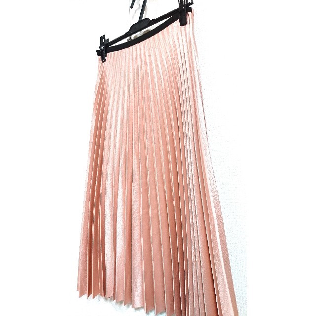 ZARA(ザラ)のZARA ザラ ミモレ丈光沢 プリーツスカート xs レディースのスカート(ひざ丈スカート)の商品写真