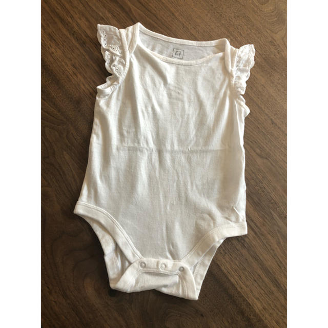 babyGAP(ベビーギャップ)のbaby gap フリル袖 ボディTシャツ 70サイズ キッズ/ベビー/マタニティのベビー服(~85cm)(ロンパース)の商品写真