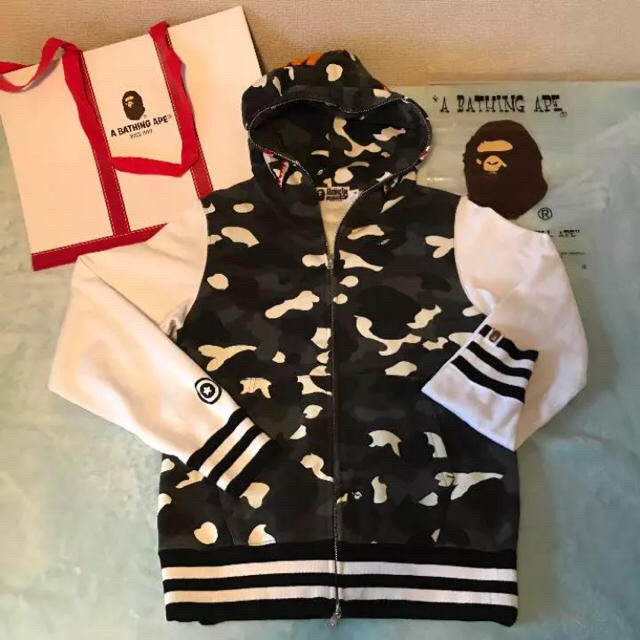 A BATHING APE(アベイシングエイプ)のBAPE 1st CAMO SHARK ZIP HOODIE シャーク パーカー メンズのトップス(パーカー)の商品写真